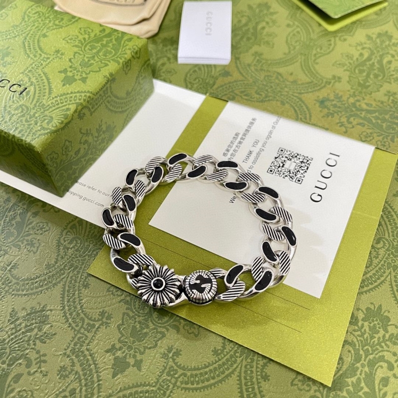G*u*i bracelets